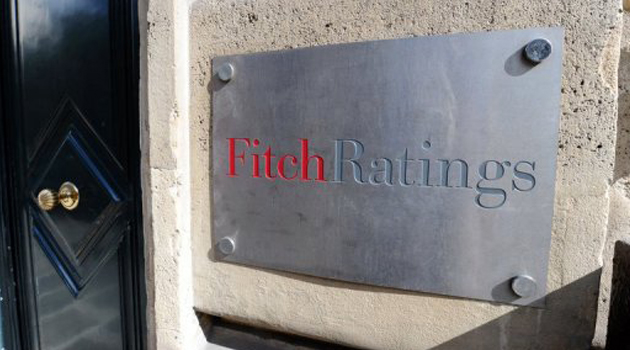 Fitch lowers outlook for UK rating to negative