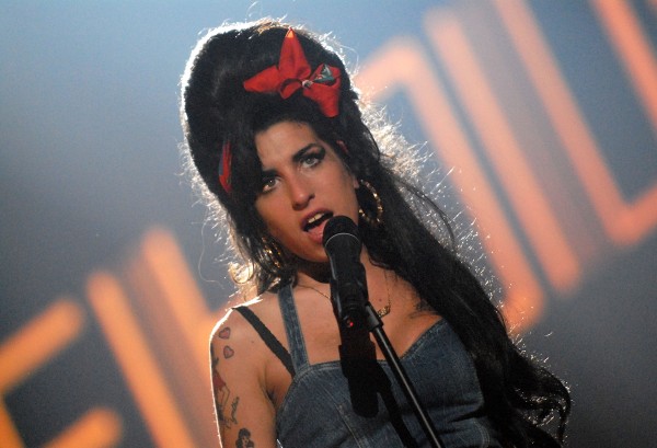 amy_winehouse_singing-600x409