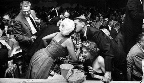 new-years-kiss-122910-bw