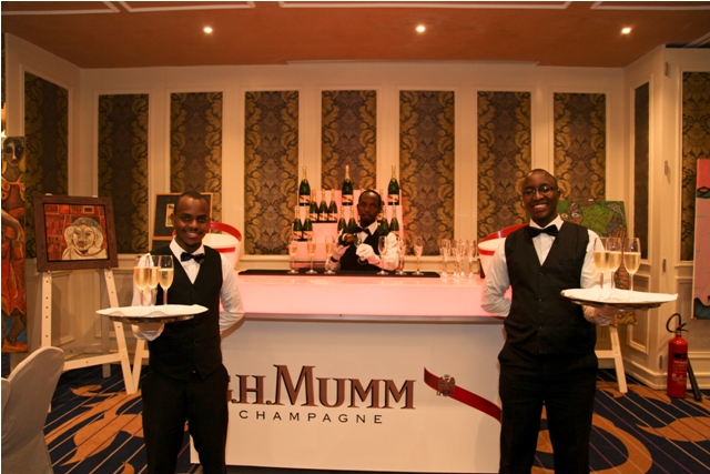 Hosts welcome guests with MUMM Champagne