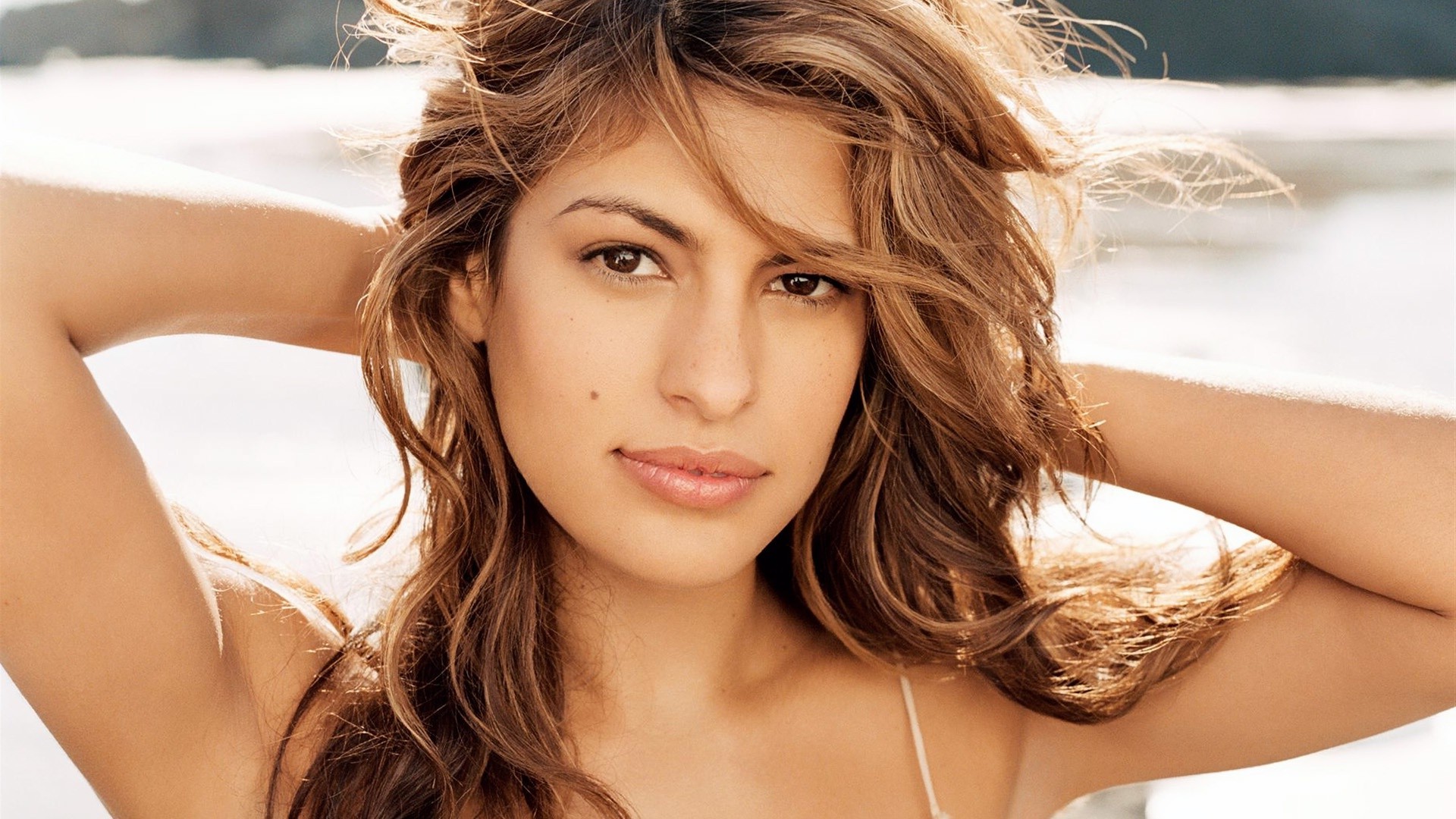 Eva-Mendes-Smile-Wallpaper-HD