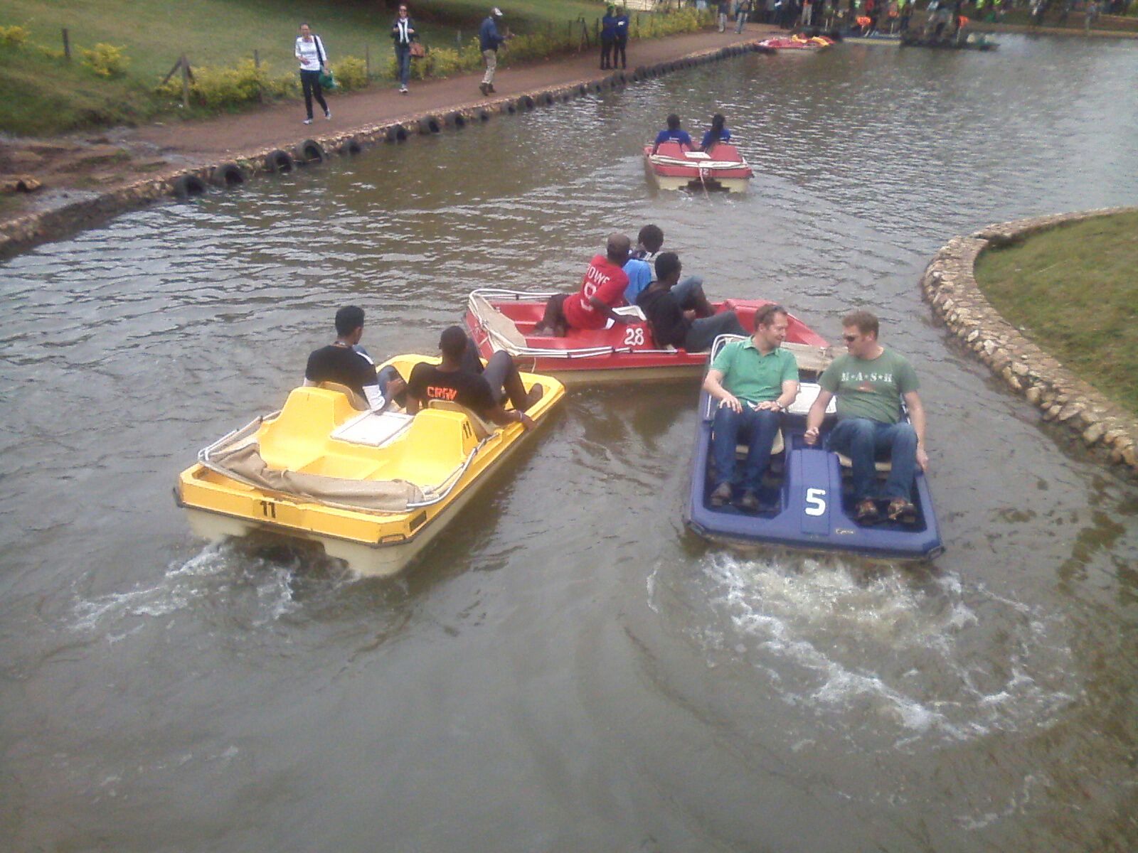 Participants of the Easy Taxi Amazing Race try and complete the boat ride
