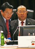 Leaders meet to chart economic policy