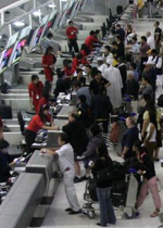 Rival airlines vie for stranded passengers