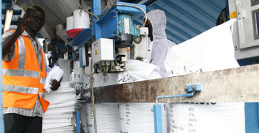 Kenyan tea farmers get fertilizer