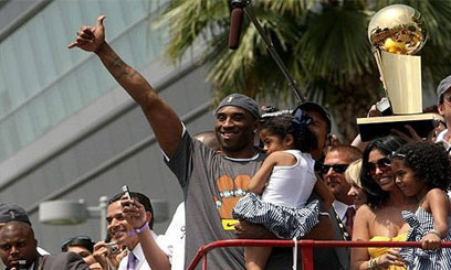 Thousands gather for Lakers victory parade