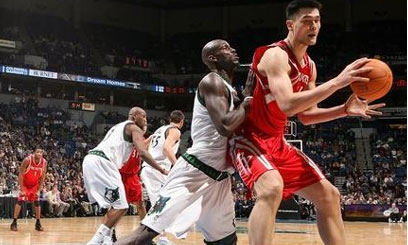 Yao sweating on foot injury