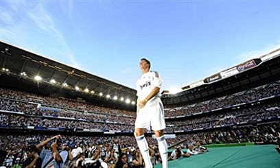 Record crowd welcomes Ronaldo