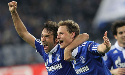 Schalke fans gobble up Man U tickets