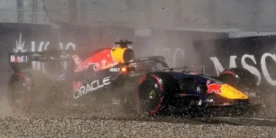 Red Bull to change wing after Verstappen crashes