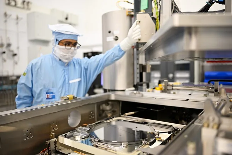 ASML raises 2026 sales forecast on strong AI-driven chip demand