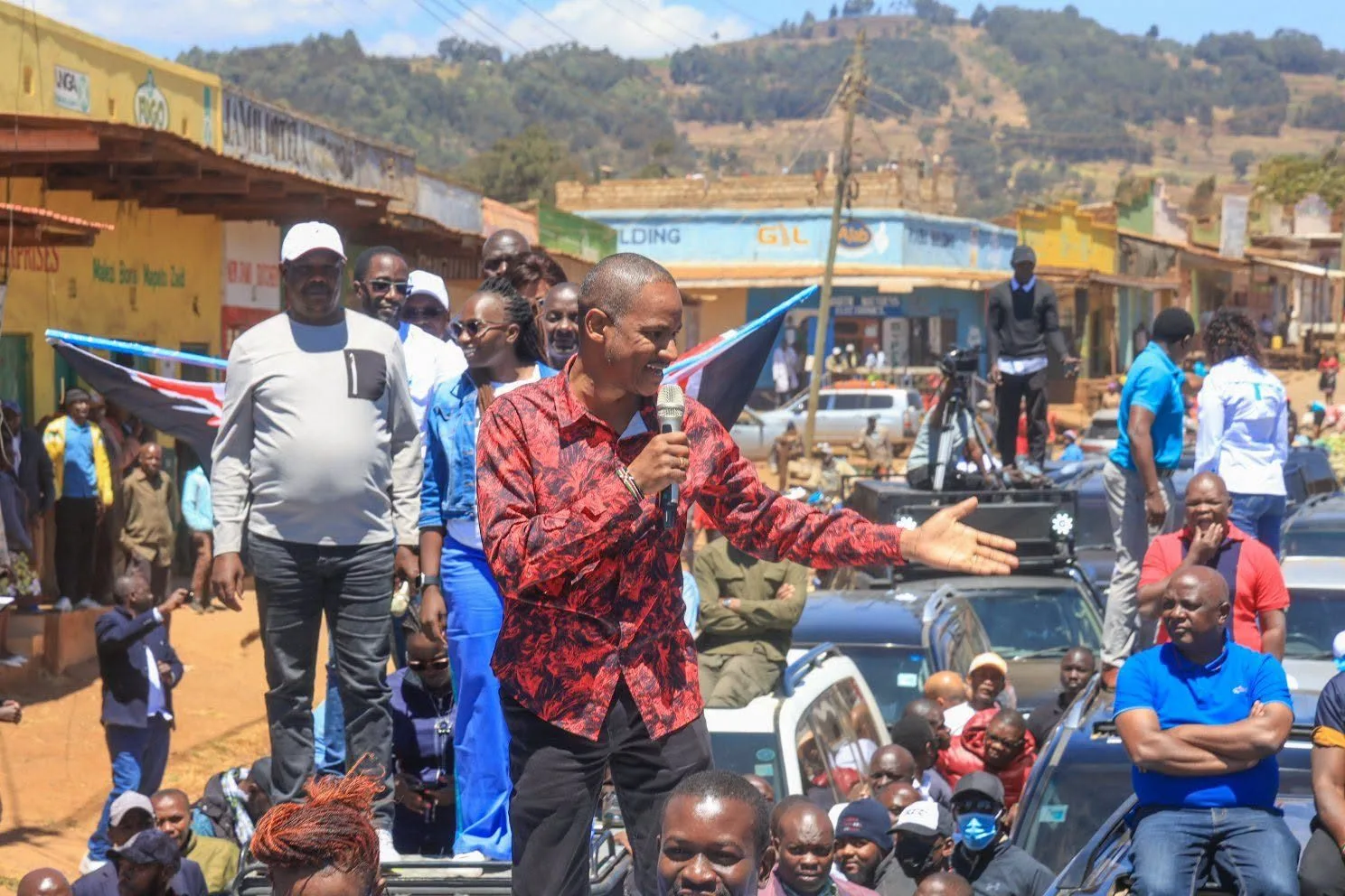Babu reads riot act to ‘double-dealer’ bloggers in Linda Mwananchi
