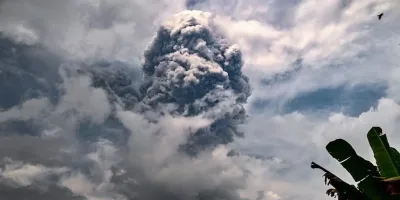 Volcano eruption leaves 170,000 passengers stranded in Indonesia