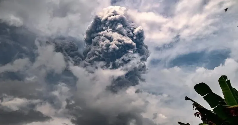 Volcano eruption leaves 170,000 passengers stranded in Indonesia