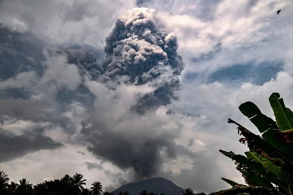 Volcano eruption leaves 170,000 passengers stranded in Indonesia