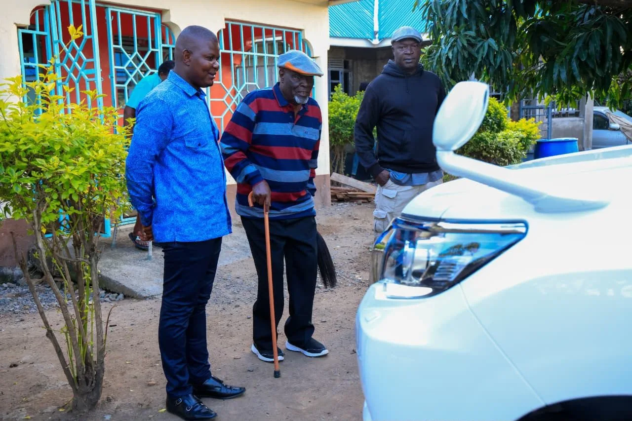 Ruto Delivers New Prado to Luo Council of Elders Chairman