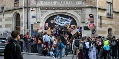 France closes up to 500 schools Monday over student protests