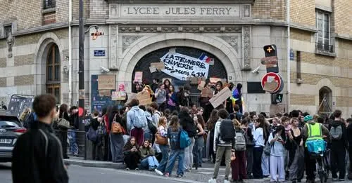 France closes up to 500 schools Monday over student protests