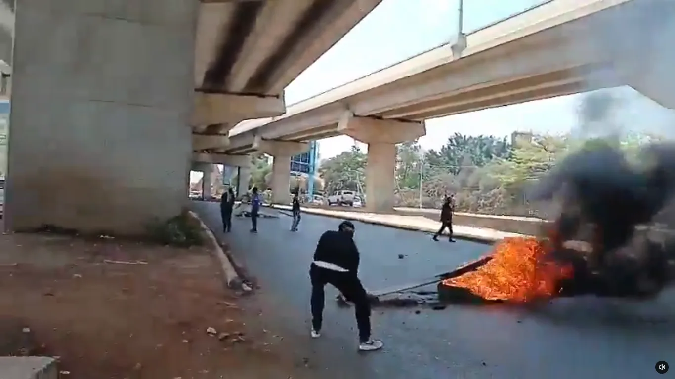UoN students block Waiyaki Way, demand end to lecturers’ strike