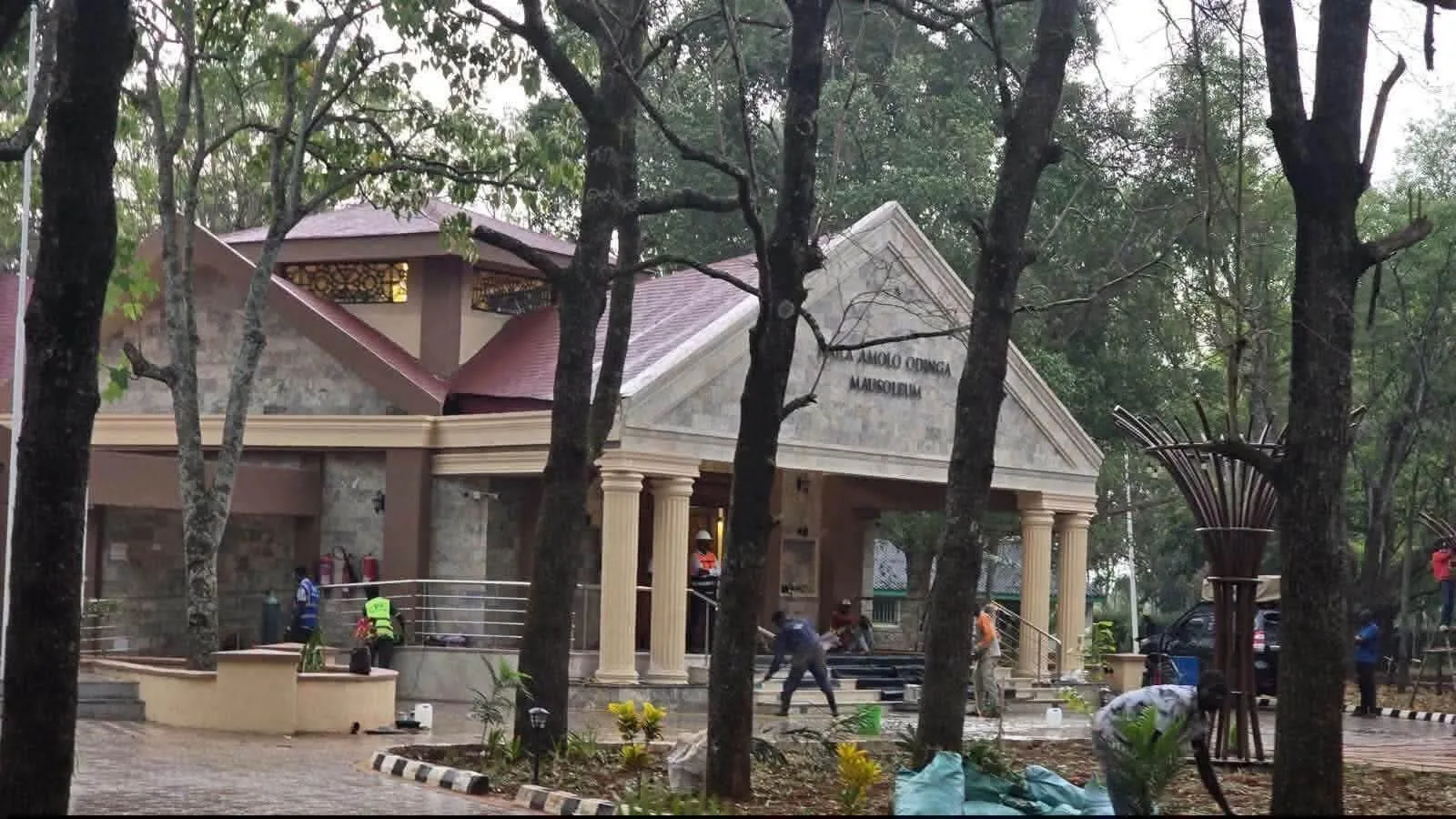 Orengo arrives at Kang’o ka Jaramogi ahead of Raila mausoleum handover