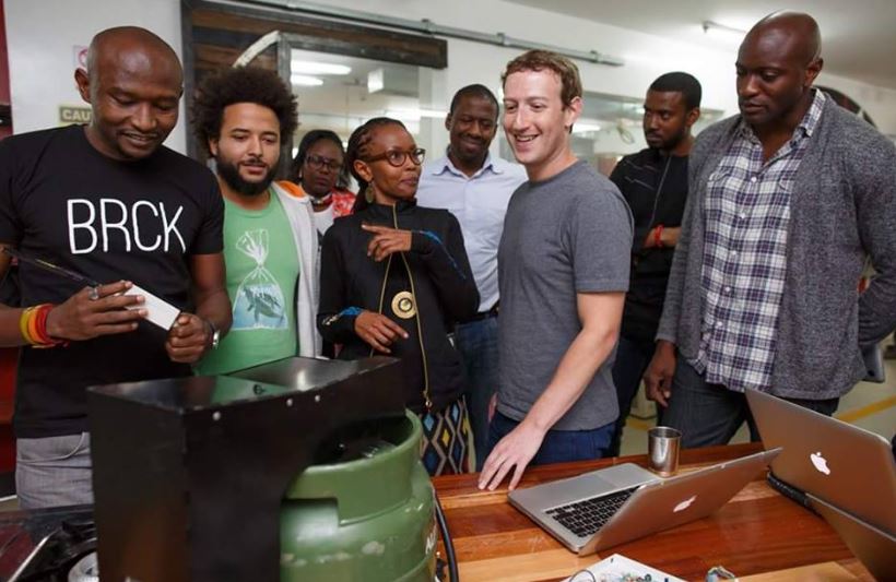 Juliana Rotich shows Mark Zuckerberg how BRCK works - Photo Cortigiani Kenzo
