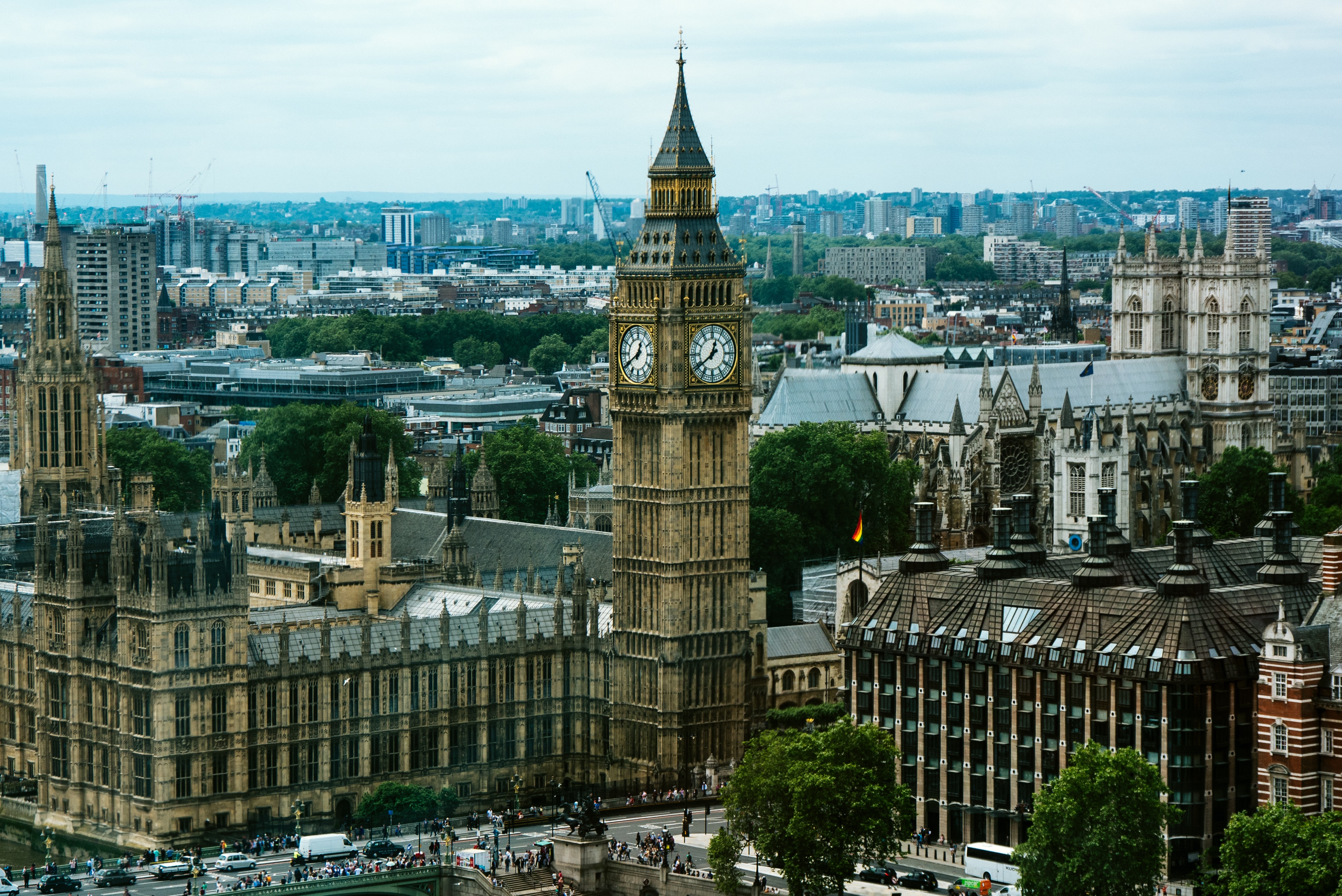 UK unemployment dips but wages hit by inflation