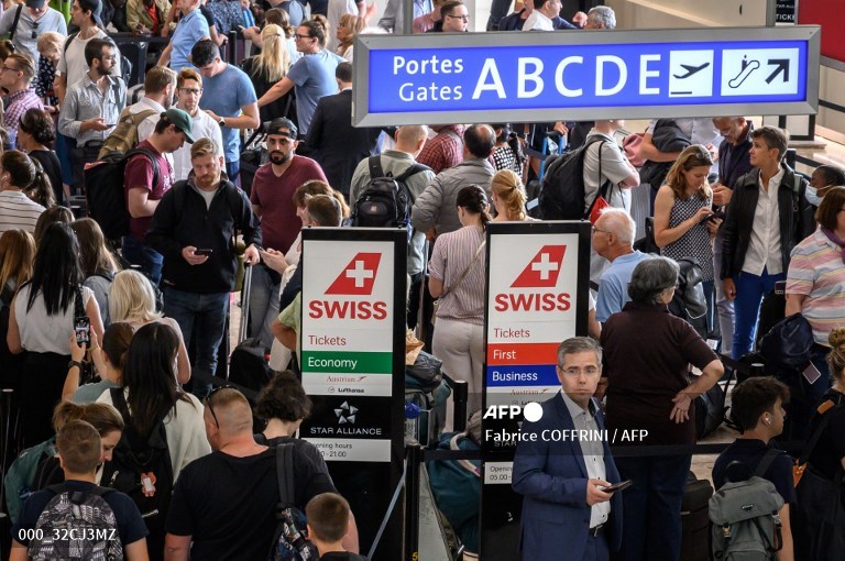 Flights resume after computer glitch shuts Swiss airspace