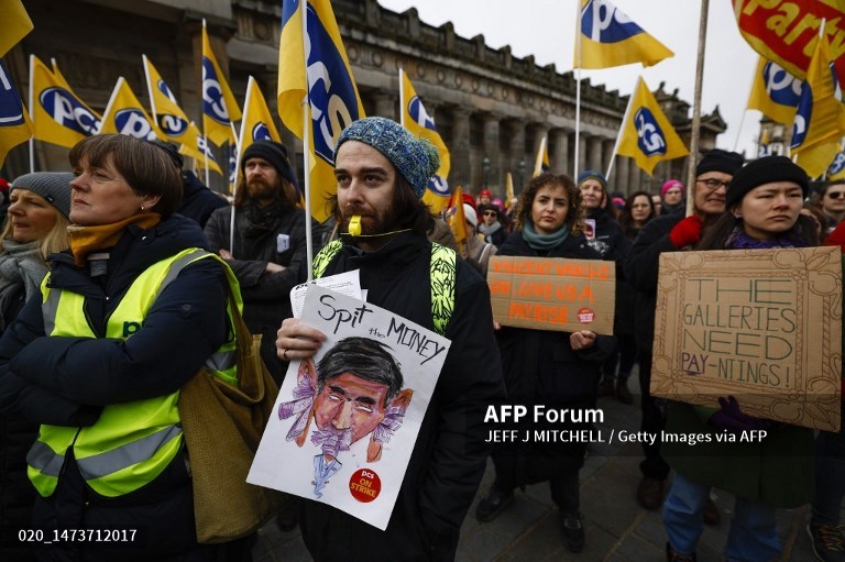 Hundreds of thousands strike in UK over pay