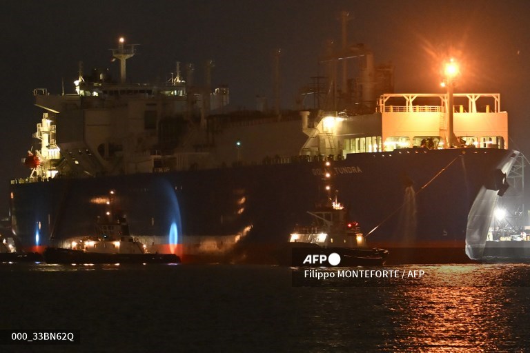 Cargo ship briefly grounded in Egypt’s Suez Canal