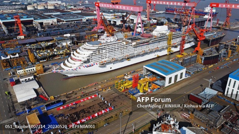 French tourists rescued in Arctic as ship runs aground