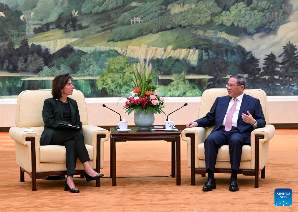 Chinese premier meets U.S. commerce secretary, calling for enhanced cooperation