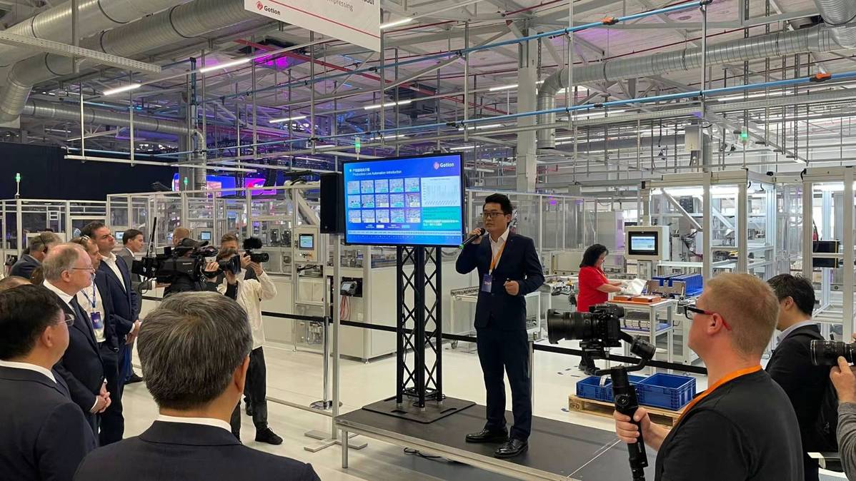 Lithium battery makers expand abroad