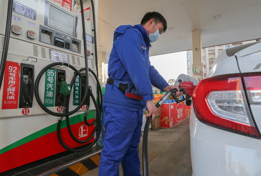 Russia temporarily allows gasoline exports