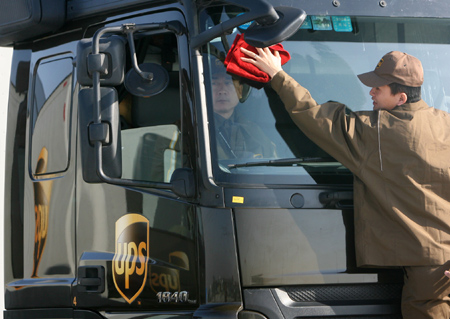 UPS to cut 30,000 jobs as it moves away from Amazon