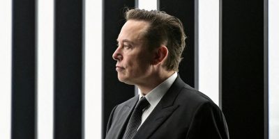 SpaceX share price drops below stock market debut