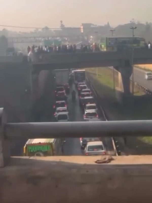 Huge traffic snarls on major roads as motorists protest