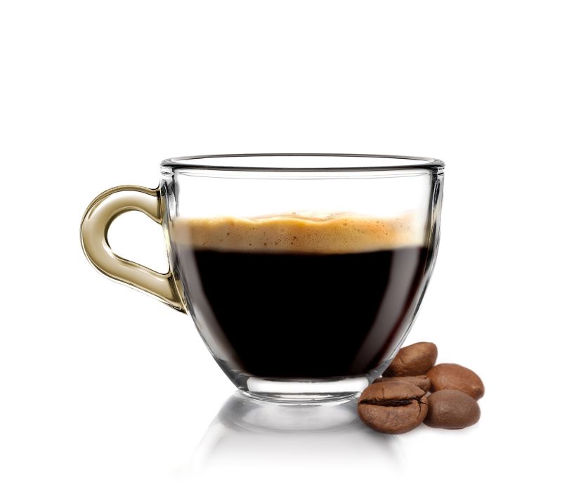 Caffè caldo in tazza con chicchi di caffè