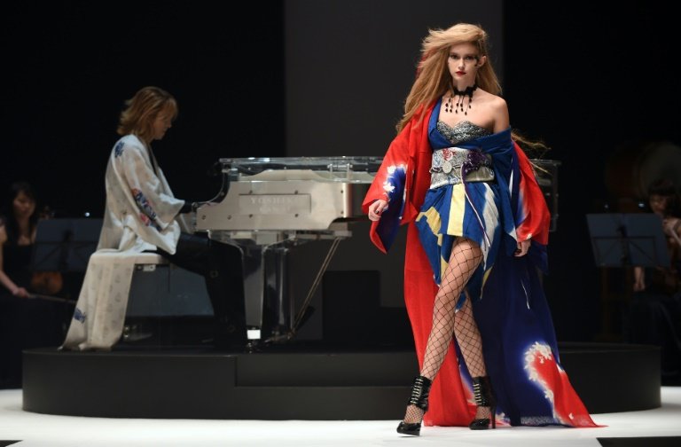 afp-kimonos-get-rock-n-roll-makeover-at-japan-fashion-week