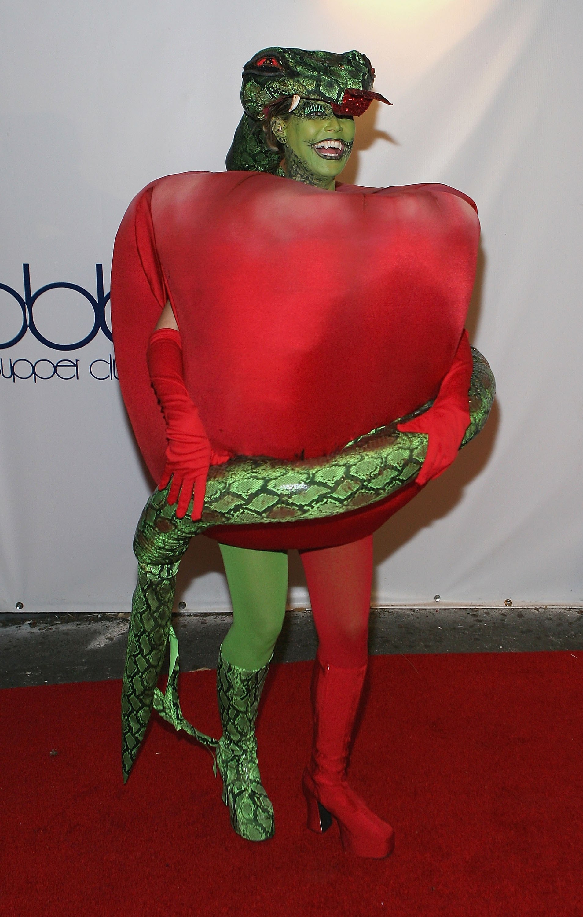 LOS ANGELES, CA - OCTOBER 31: Model Heidi Klum arrives at Heidi Klum's 7th Annual Halloween Party at Privilege on October 31, 2006 in Los Angeles, California. (Photo by Michael Buckner/Getty Images)