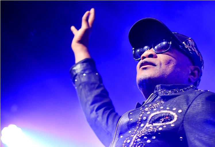 KOFFI OLOMIDE - KOROGA FESTIVAL - NAIROBI KENYA - PHOTOGRAPHED BY SUSAN WONG - crop