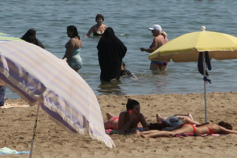afp-muslim-women-say-burkini-debate-absurd
