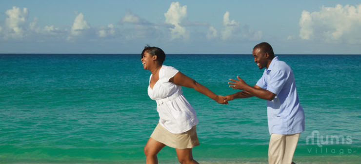couple-on-holiday-740x336