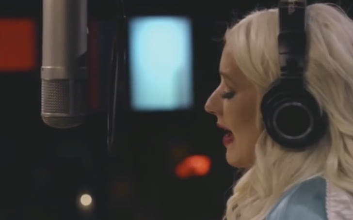 christina-aguilera-singing
