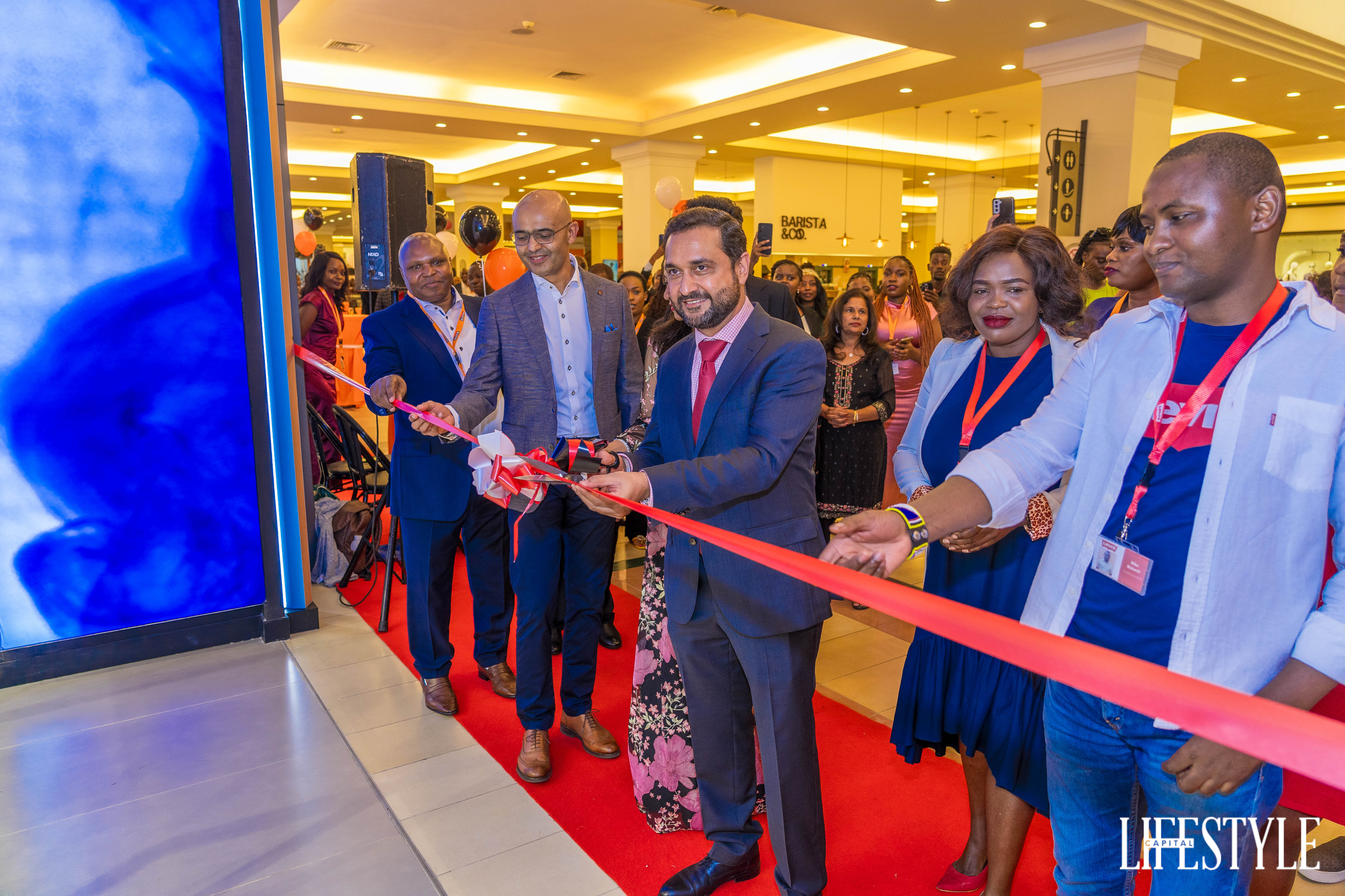 Manix Limited Opens Their Three Outlets at Westgate Shopping Mall: Manix Clothing Store, Levi’s, Giordano