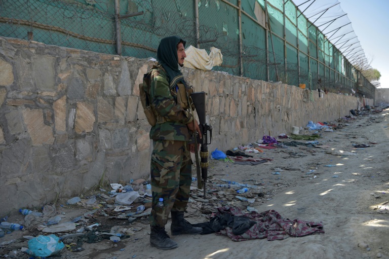 US warns ‘credible threats’ to Kabul airlift after IS attack