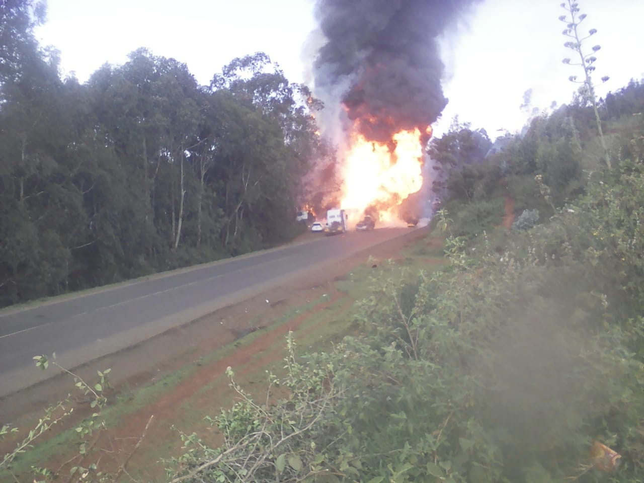Truck carrying LPG explodes along Mai Mahiu-Nairobi Rd