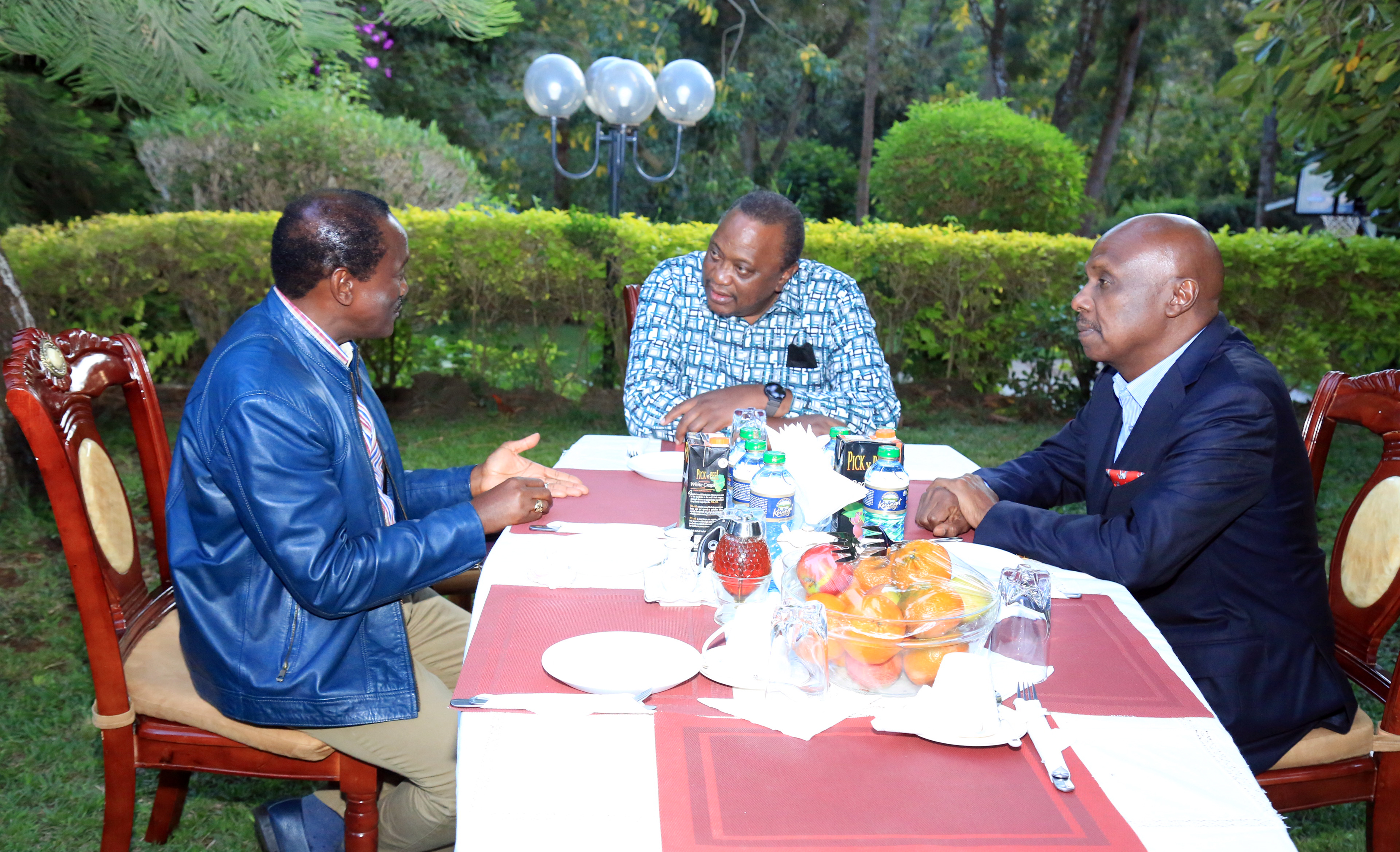 Kalonzo hosts Uhuru at his Karen residence