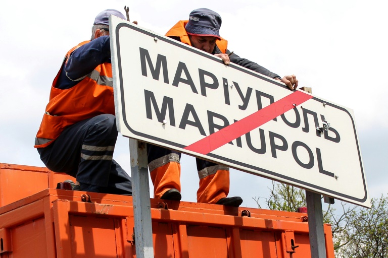 Separatists take down Ukrainian road signs in Mariupol