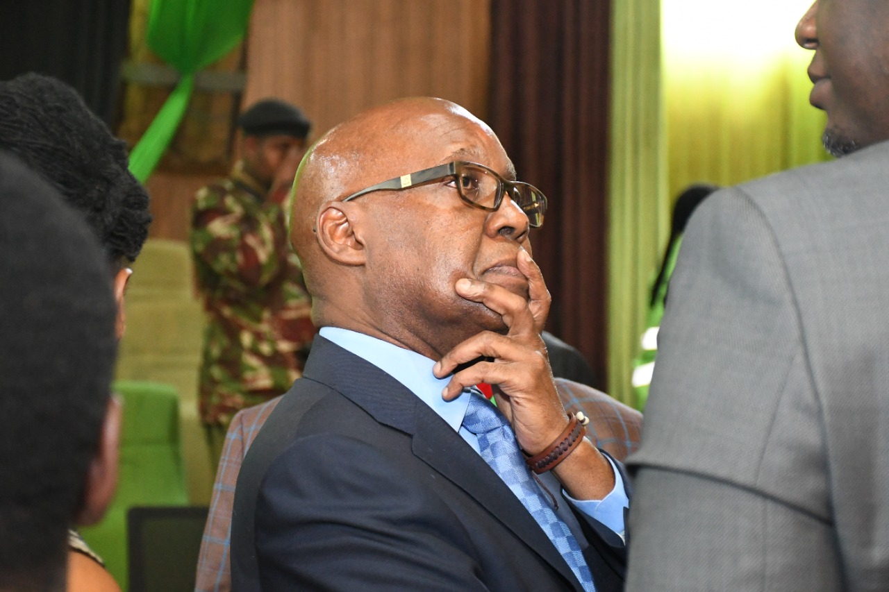 Drama as Wanjigi’s microphone switched off during exchange with Chebukati