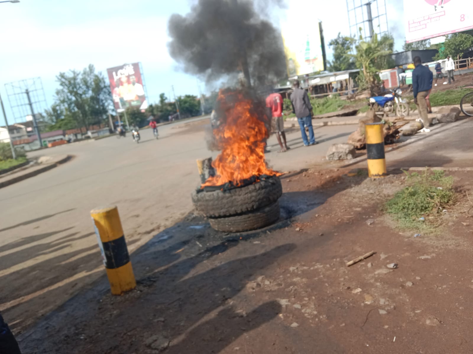 Azimio protestors block roads around Kisumu paralyzing transport